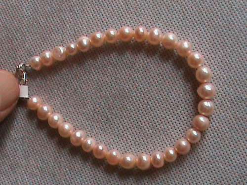 GOOD QUALITY FRESHWATER PEARL BRACELET.  METAL LOBSTER CLASP.  21 CM LONG.