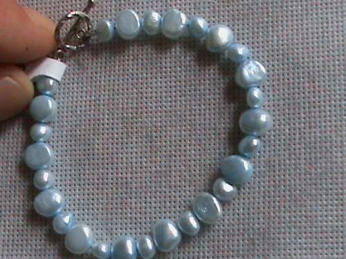 FRESHWATER PEARL BRACELET.    20 CM LONG.  METAL TOGGLE CLASP