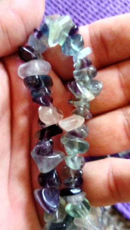 A GRADE CHUNKY FLUORITE BEADS.  NICE COLOURS. 84 CM LONG STRING