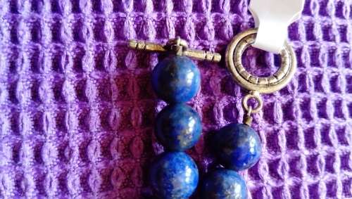 GENUINE LAPIS LAZULI BEAD NECKLACE.  42 CM LONG.  8 MM ROUND BEADS. METALLIC TOGGLE CLASP