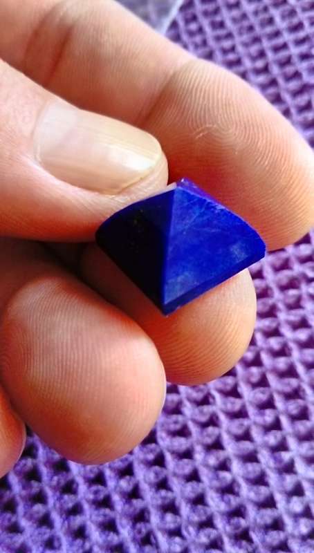 FACETED LAPIS LAZULI PYRAMID.  A GRADE MATERIAL.  +- 14,5 CTS