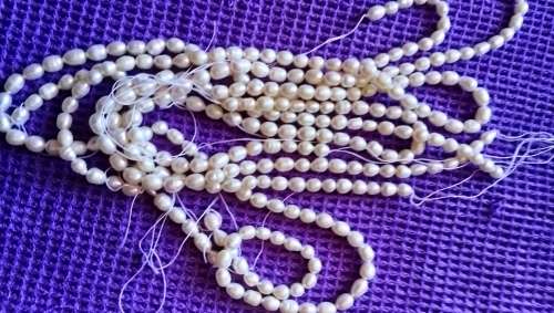 WHITE FRESHWATER PEARL STRING.  39 CM LONG.  +- 6 MM WIDE.