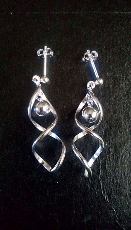 SOLID STERLING SILVER EARRINGS.