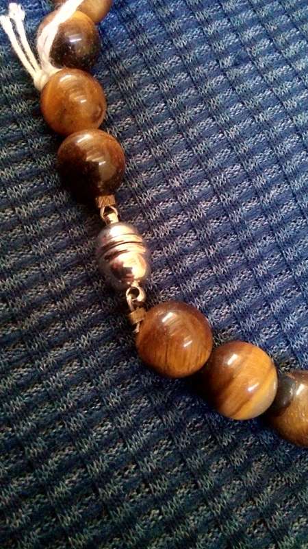 GOLDEN TIGERS EYE GEMSTONE NECKLACE.  60 CM LONG X 10.3 MM ROUND BEADS. MAGNETIC CLASPP