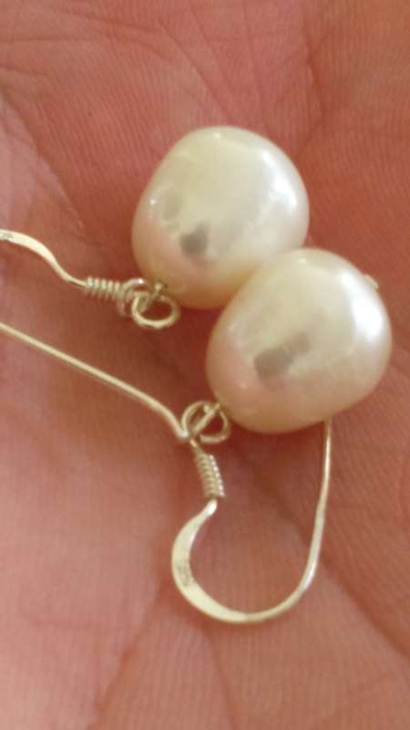 SOLID STERLING SILVER PEARL DROP EARRINGS.  CULTURED FRESHWATER PEARLS.