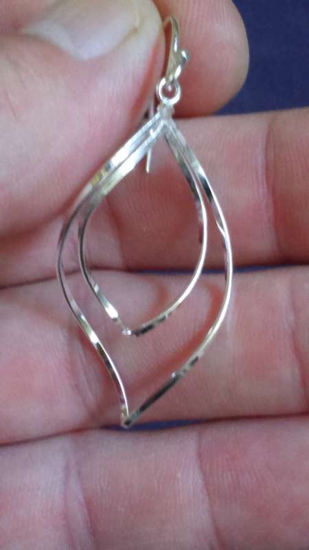 SOLID STERLING SILVER EARRINGS.