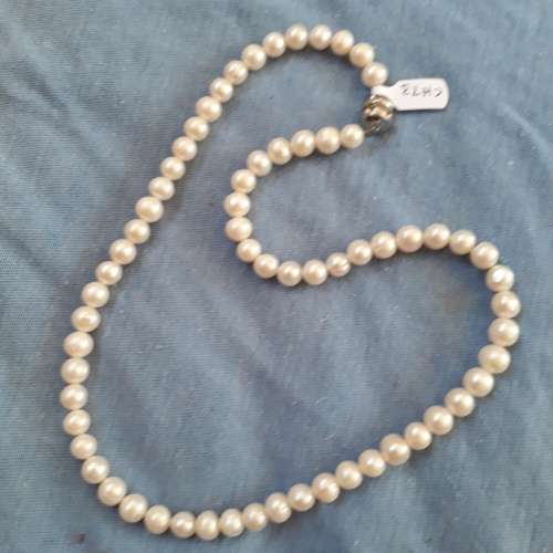 FRESHWATER PEARL NECKLACE.  8 MM ROUND WHITE PEARLS.  51 CM LONG.  MAGNETIC CLASP
