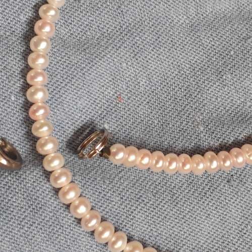 A GRADE FRESHWATER PEARL NECKLACE. 4 MM PEARLS.  48 CM LONG. METAL LOBSTER CLASP
