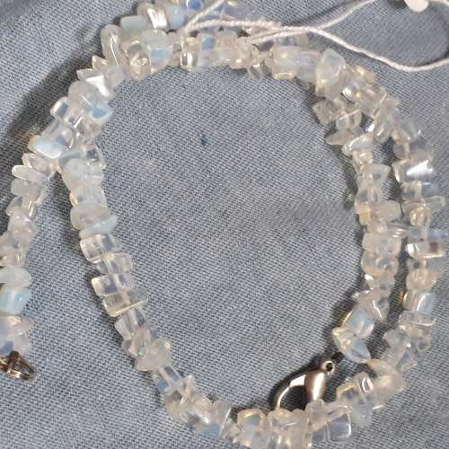 OPALITE GEMSTONE NECKLACE. 43 CM LONG .  METAL LOBSTER CLASP