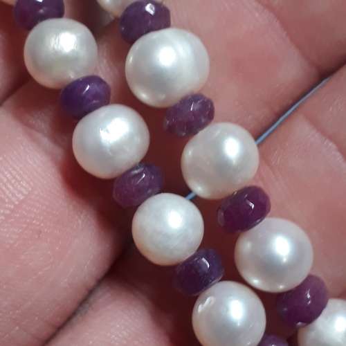FRESHWATER PEARL AND PURPLE GEMSTONE NECKLACE.  53 CM LONG. LOBSTER CLASP.