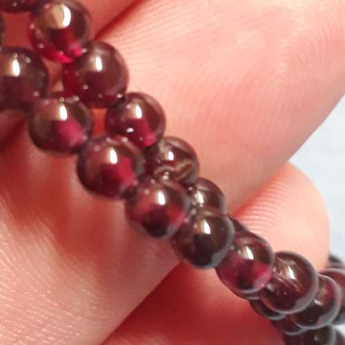 GARNET GEMSTONE NECKLACE.  45 CM LONG  METAL TOGGLE CLASP.   4.5 MM ROUND BEADS