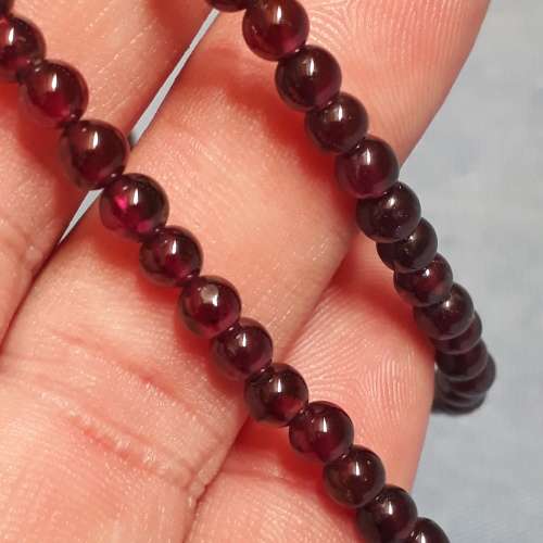GARNET GEMSTONE NECKLACE.  45 CM LONG  METAL TOGGLE CLASP.   4.5 MM ROUND BEADS