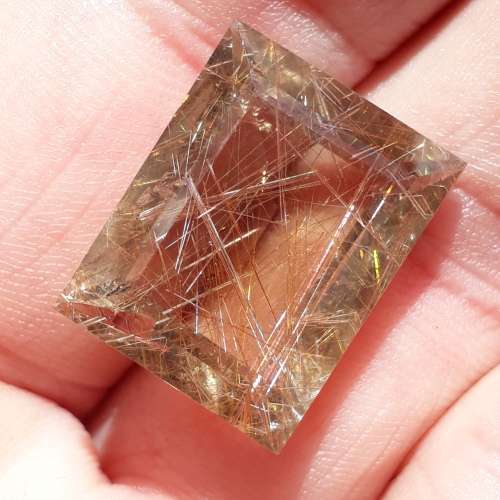 LARGE FACETED GOLDEN RUTILE QUARTZ GEMSTONE.  15.5 CT.