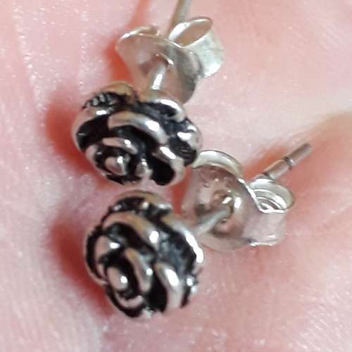 SOLID STERLING SILVER ROSE FLOWER STUDS. 6MM WIDE.