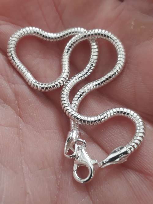 SOLID STERLING SILVER BRACELET.   19 CM LONG
