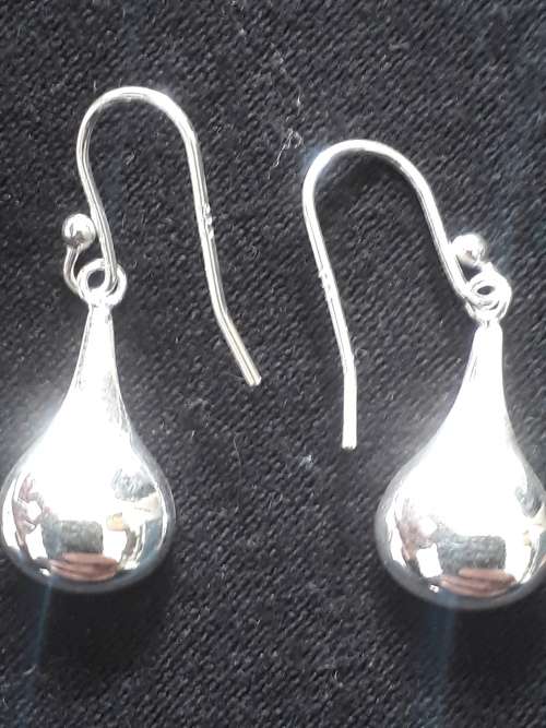 SOLID STERLING SILVER EARRINGS.