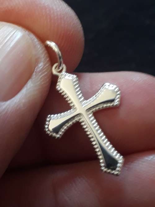 SMALL SOLD STERLING SILVER CROSS PENDANT.   STRONG THICK QUALITY.