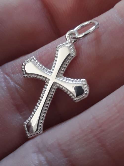 SMALL SOLD STERLING SILVER CROSS PENDANT.   STRONG THICK QUALITY.