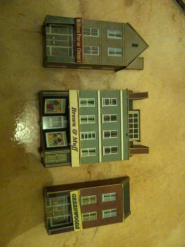N scale 3 piece shopping centre with no light