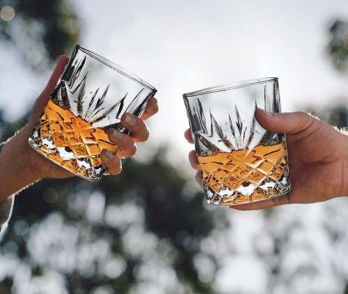 Brand New 7 Piece Clear Diamond Cut Style Whiskey Decanter with Glasses Set