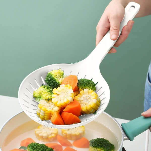 Durable Plastic Colander Food Sieve Filter Strainer with Sturdy Handle (Random Colour)
