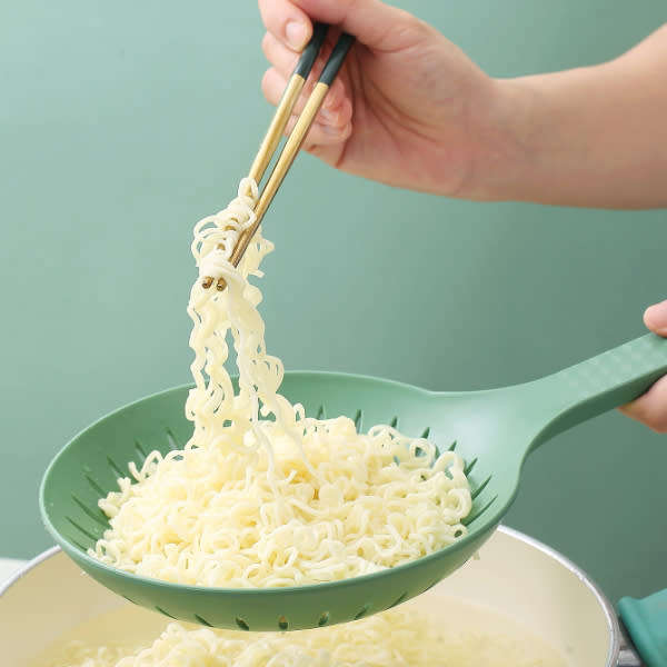 Durable Plastic Colander Food Sieve Filter Strainer with Sturdy Handle (Random Colour)