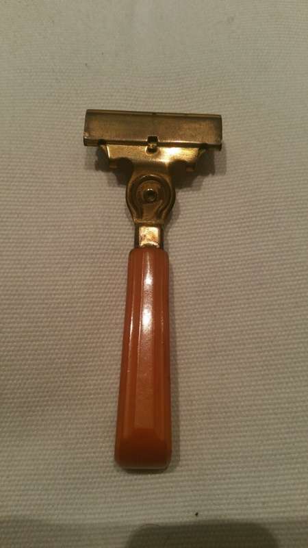 A Vintage 1937 Schick Injector Razor With Butterscotch Bakelite Handle