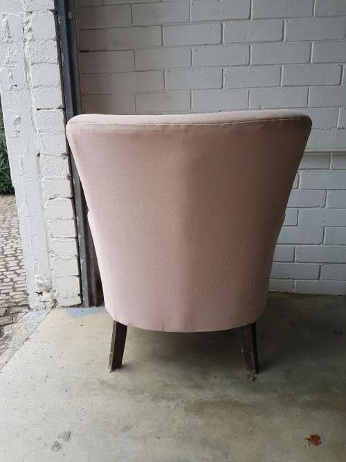 Pretty in Pink ! A Dainty Pink Boudoir Chair