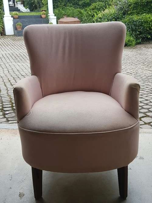 Pretty in Pink ! A Dainty Pink Boudoir Chair