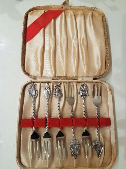 An Assortment of Silver Plated CoffeeSpoons and 4 Cake Forks: Emess Plate, Elwezetta Plateand epns