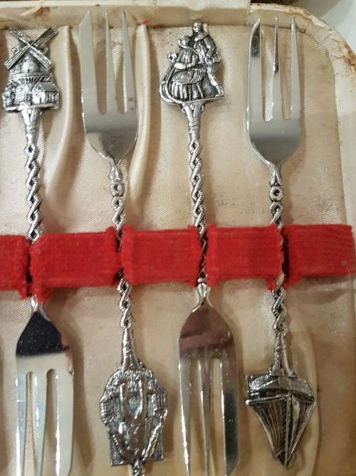 An Assortment of Silver Plated CoffeeSpoons and 4 Cake Forks: Emess Plate, Elwezetta Plateand epns