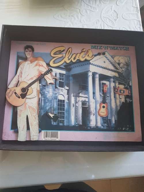 Elvis Presley Signature Product Memorabilia Box DeAGOSTINI and Contents
