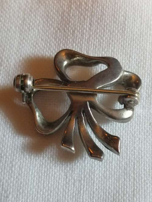 A Silver and Marcasite Ribbon Brooch
