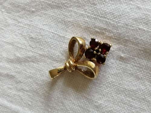 9ct Gold Fleur De Li pendant set with small round garnets