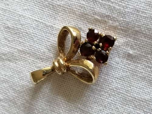 9ct Gold Fleur De Li pendant set with small round garnets