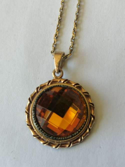 18ct Gold Chain and 9ct Gold Pendant Set with a Citrine