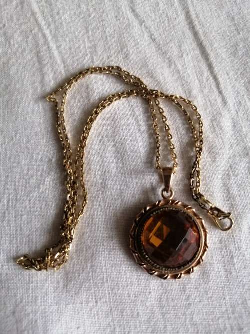 18ct Gold Chain and 9ct Gold Pendant Set with a Citrine