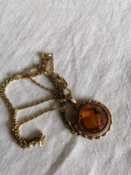 18ct Gold Chain and 9ct Gold Pendant Set with a Citrine