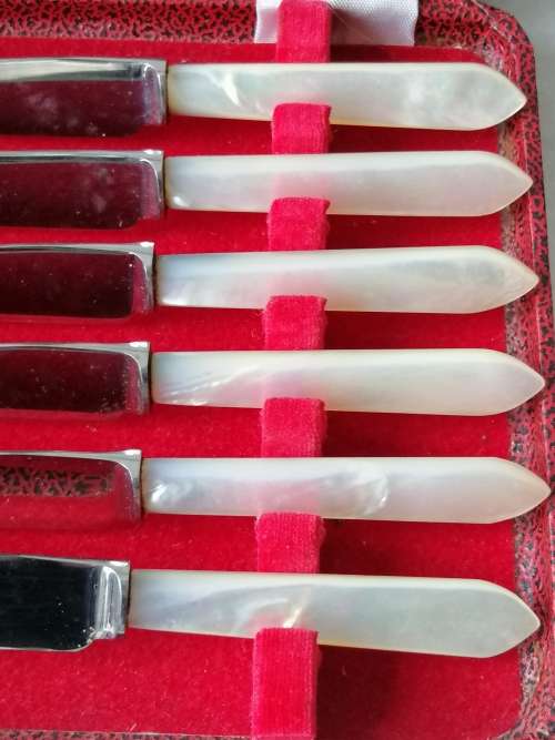 Boxed Set of 6 Mother of Pearl Tea Butter Kinives