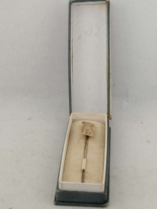 9ct Yellow Gold Stick/Tie Pin Beautifully Engraved with the letter E