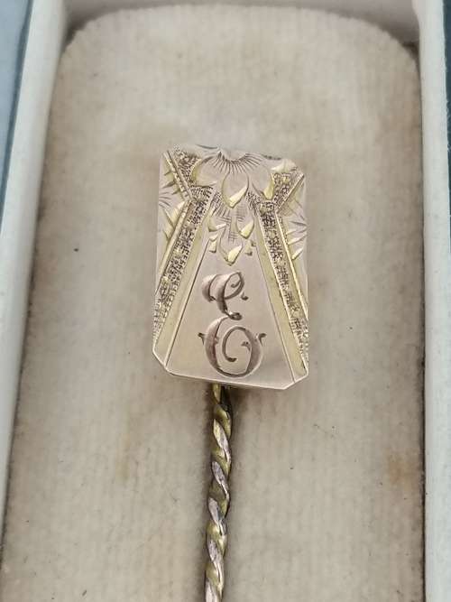 9ct Yellow Gold Stick/Tie Pin Beautifully Engraved with the letter E