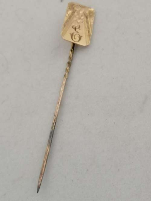 9ct Yellow Gold Stick/Tie Pin Beautifully Engraved with the letter E