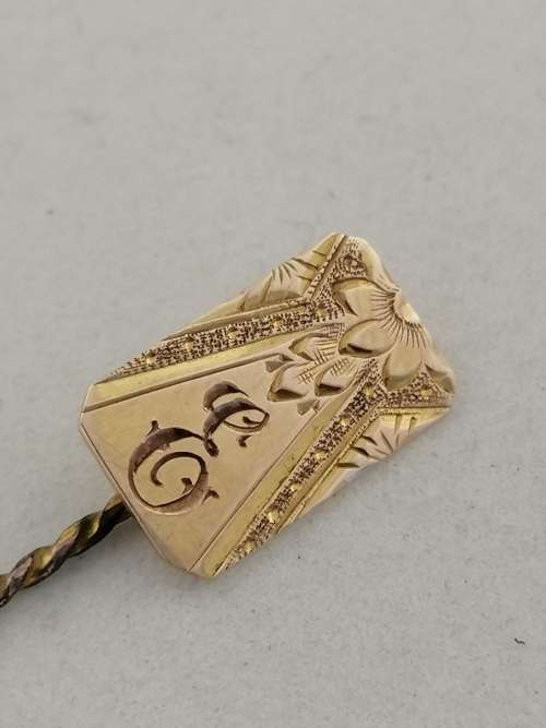 9ct Yellow Gold Stick/Tie Pin Beautifully Engraved with the letter E