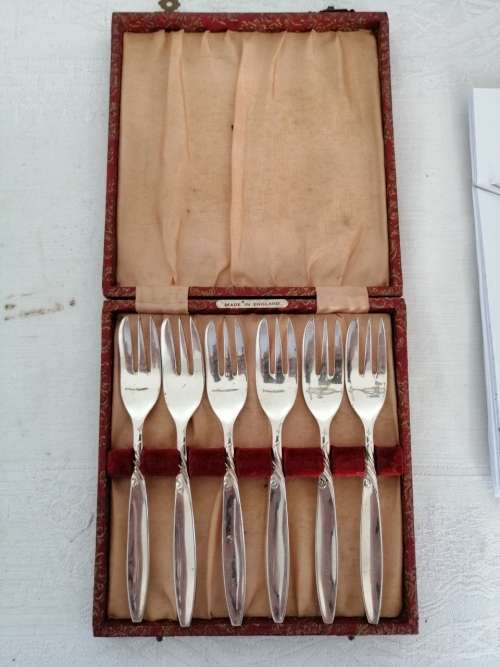 A Boxed Set of Cake Forks Angora epns