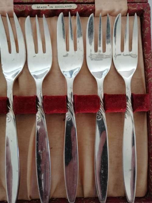 A Boxed Set of Cake Forks Angora epns