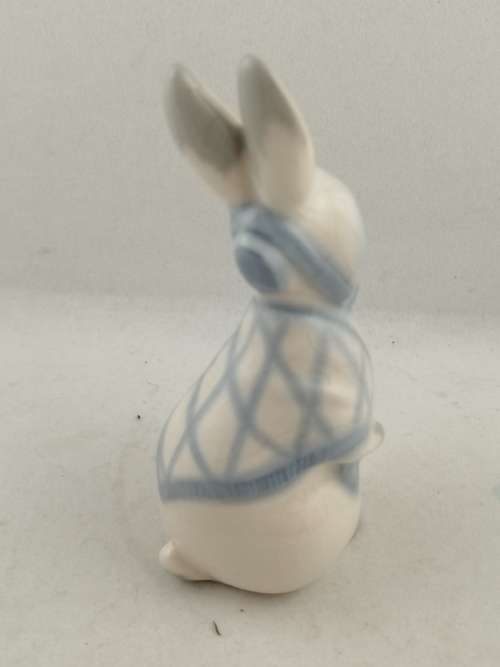 Wade 1940`S Rabbit in Bonnet and Shawl