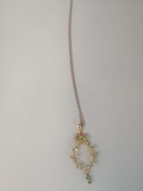 Outstanding Edwardian Gold, Peridot and Seed pearl pendant with Chain