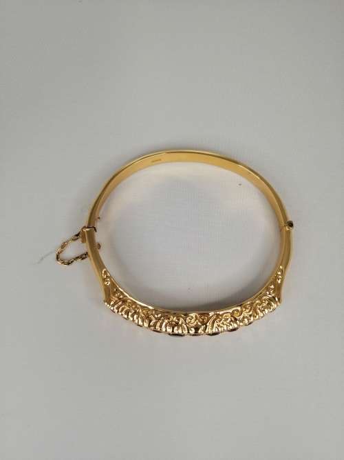 A STUNNING ANTIQUE YELLOW  9ct GOLD GARNET SET BANGLE