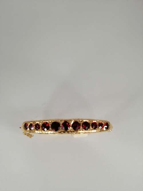 A STUNNING ANTIQUE YELLOW  9ct GOLD GARNET SET BANGLE