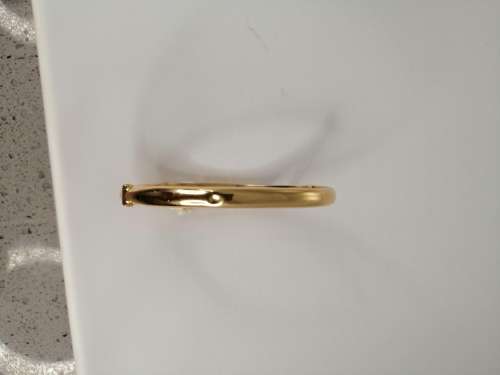 A STUNNING ANTIQUE YELLOW  9ct GOLD GARNET SET BANGLE